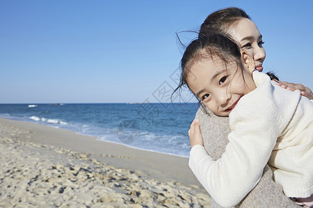 假期海边的母女旅行图片