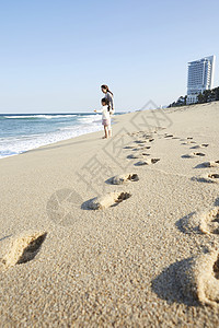 假期海边的母女旅行图片