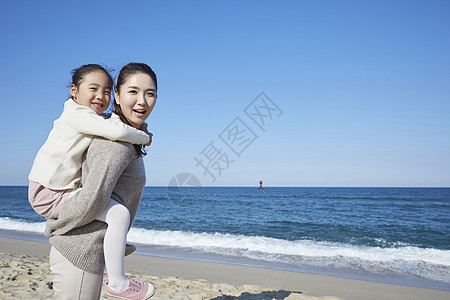 假期海边的母女旅行图片