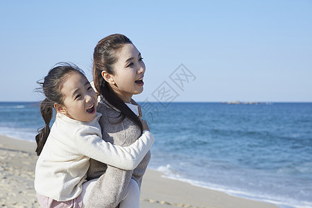 海边的母女旅行图片