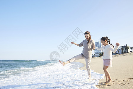 海边沙滩上玩耍的母女图片