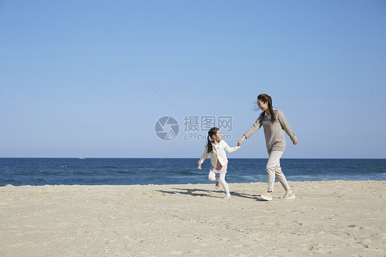 海边沙滩上的母女图片