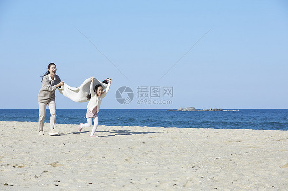 母女在沙滩上奔跑图片