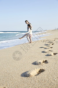 海边沙滩上母女图片