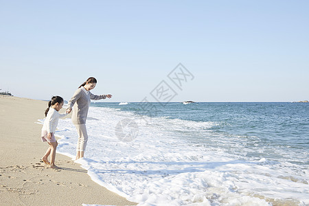 海边沙滩上玩耍的母女图片