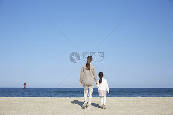 海边沙滩上的母女图片