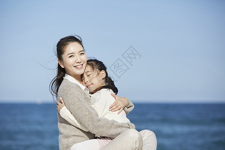 温情母女抱在一起背景图片