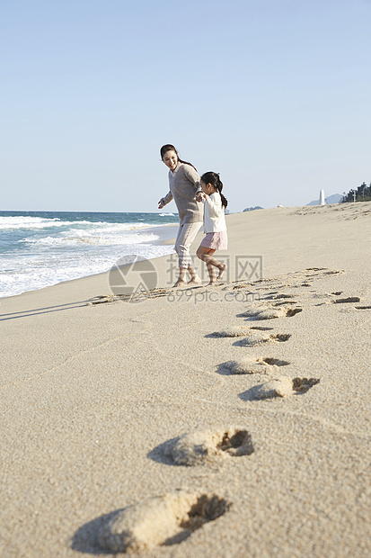 海边沙滩上母女图片