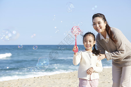 海边沙滩上母女图片