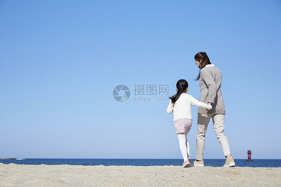 海边沙滩上母女图片