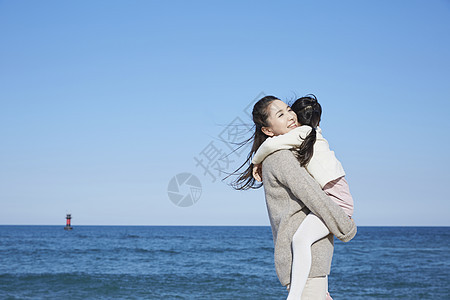 成人成年女子生活母亲女儿旅行海洋图片