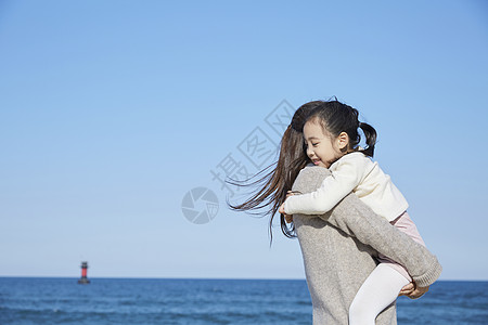 秘书扣环调解母亲女儿旅行海洋图片