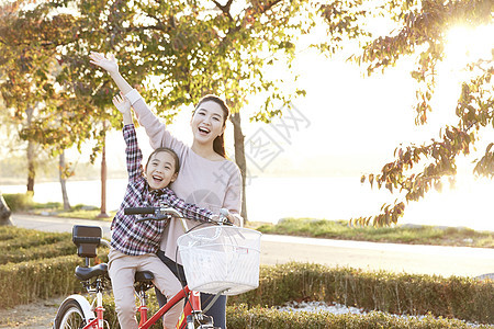 瓦因韩国人欣喜妈妈女儿公园自行车图片