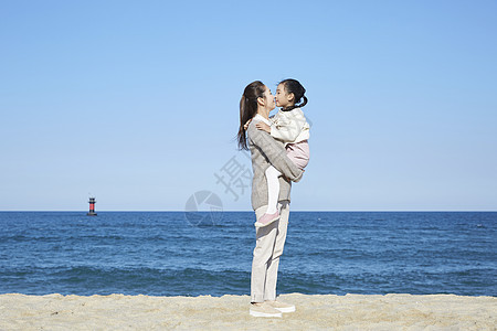 海边沙摊上母女抱在一起图片