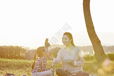 母女在公园野餐图片