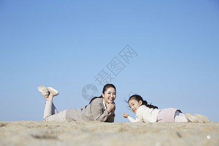 海边沙滩上的母女图片