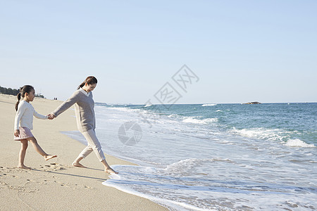 海边沙滩上玩耍的母女图片