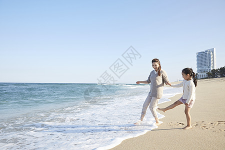 海边沙滩上玩耍的母女图片