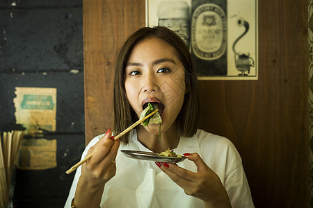 酷女人在店里吃菜图片