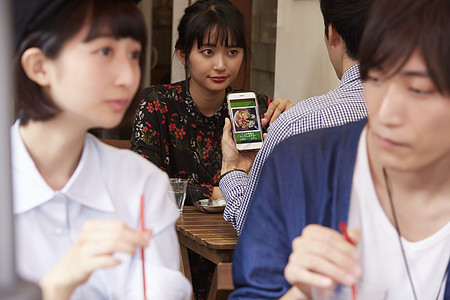 户内大学生玻璃花时间在咖啡馆的青年人图片