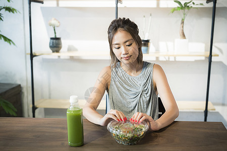 美妝早餐上半身有机食品的女人图片