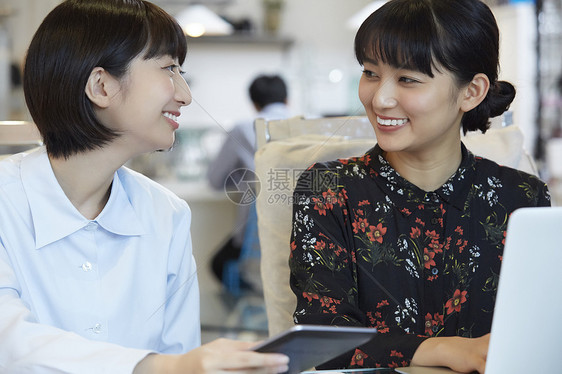 在一起办公的年轻女子图片