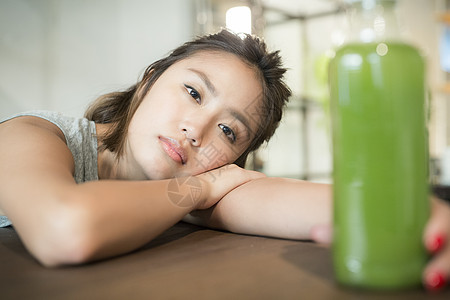 健康生活喝蔬菜汁的女人图片