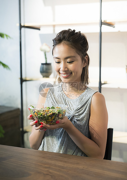 女孩子在准备减肥餐图片