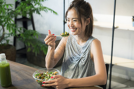 正在吃减肥餐的女孩子图片