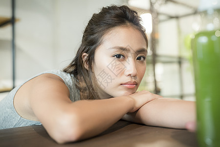 女孩子喝减肥食品控制体重图片