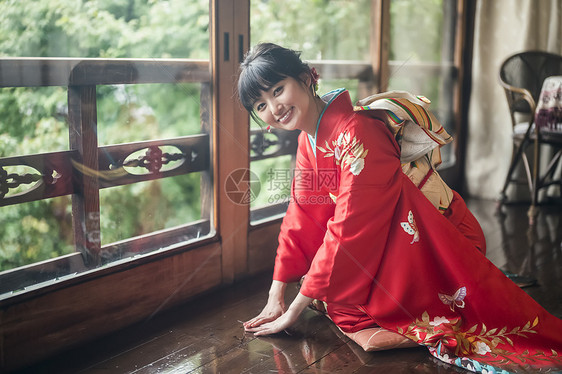 穿和服的女孩子在窗边笑着图片