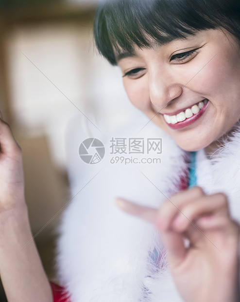 愉快冬天穿和服女人在窗口图片