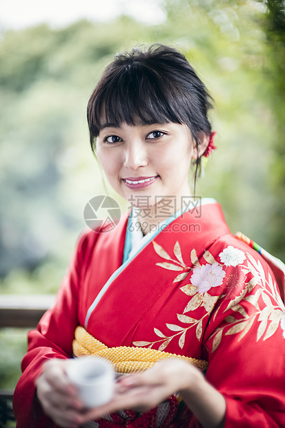 日式风格房屋女士和服女人喝酒