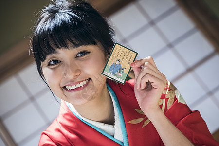 庆祝和服女人玩纸牌图片