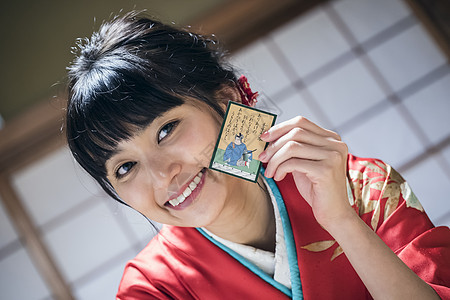 庆祝和服女人玩纸牌图片