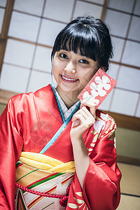 日式和服女人与新年礼物图片