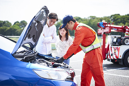 道路救援人员检查故障车辆图片