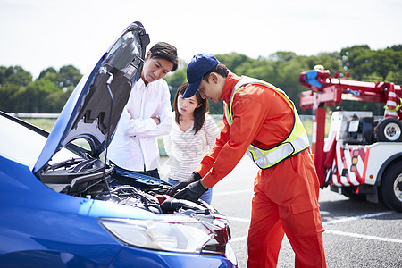 道路救援人员检查故障车辆图片