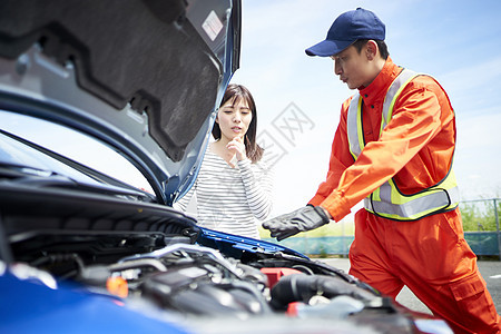 道路救援人员检查故障车辆图片