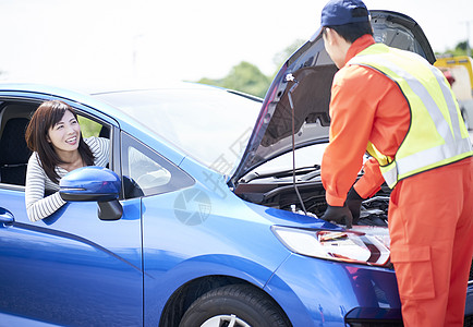 道路救援人员检查故障车辆图片