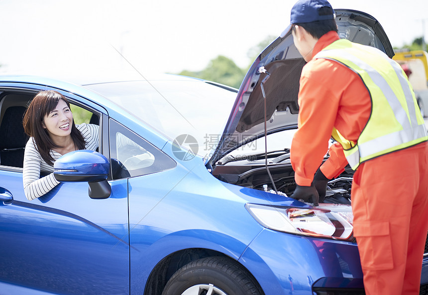 道路救援人员检查故障车辆图片