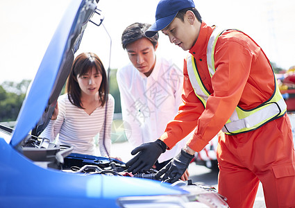 道路救援人员检查故障车辆高清图片