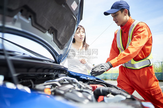 道路救援人员检查故障车辆图片