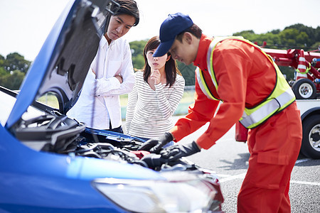 道路救援人员检查故障车辆图片