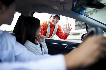 道路救援服务人员询问司机状况图片