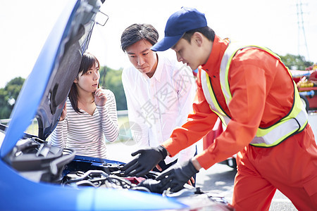 道路救援人员检查故障车辆图片