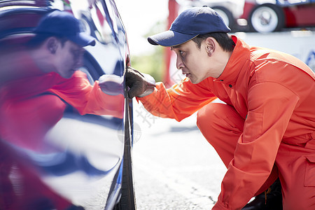 道路救援服务人员检查更换轮胎图片