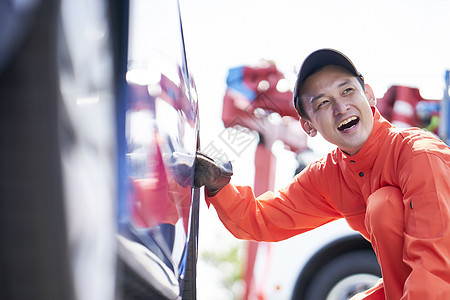 道路救援服务人员检查更换轮胎图片