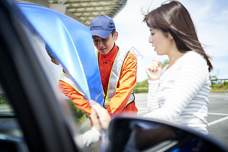 道路救援服务人员检修汽车电路图片