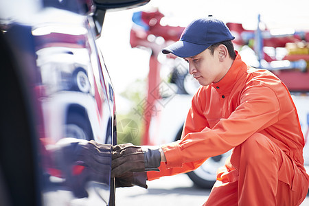 道路救援服务人员检查更换轮胎图片